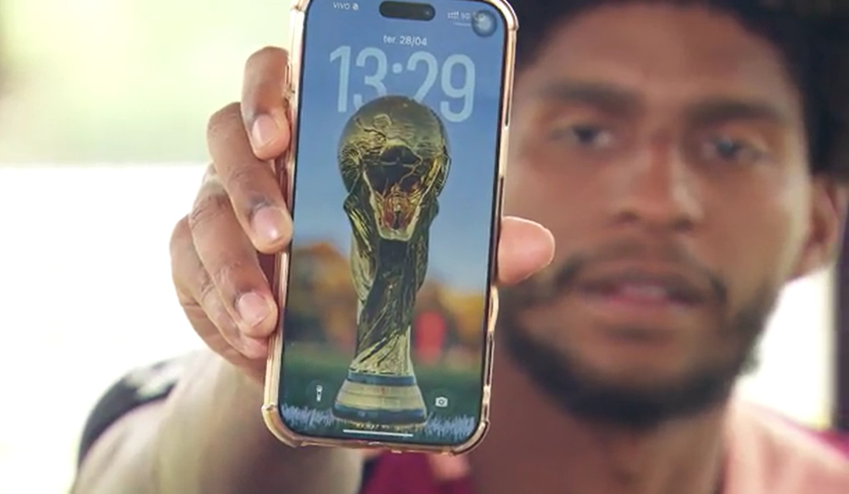 Hugo Souza e a Copa do Mundo na tela do celular como motivação no Corinthians