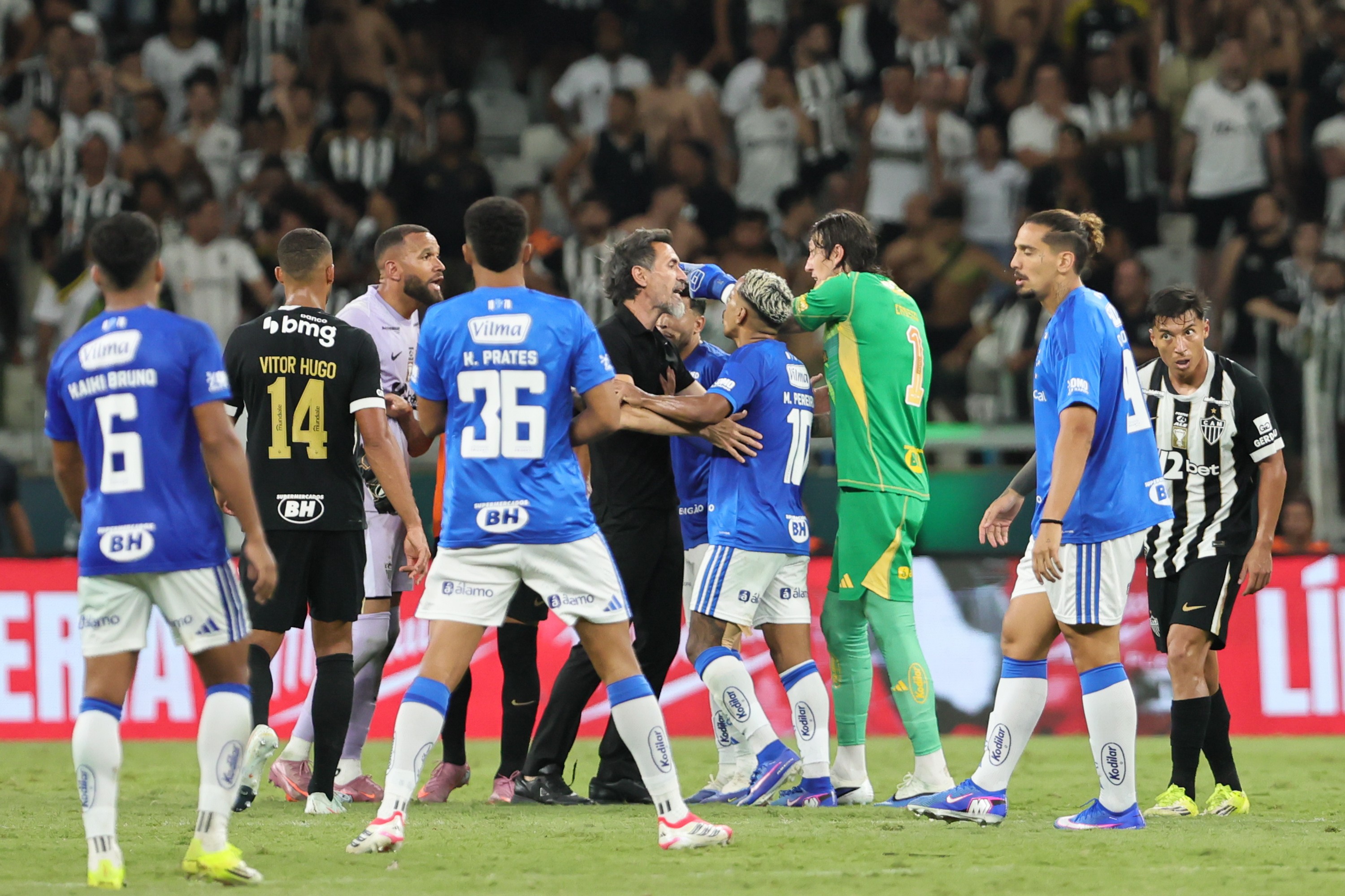Jogadores do Cruzeiro garantem foco no futebol para clássico contra o Atlético-MG