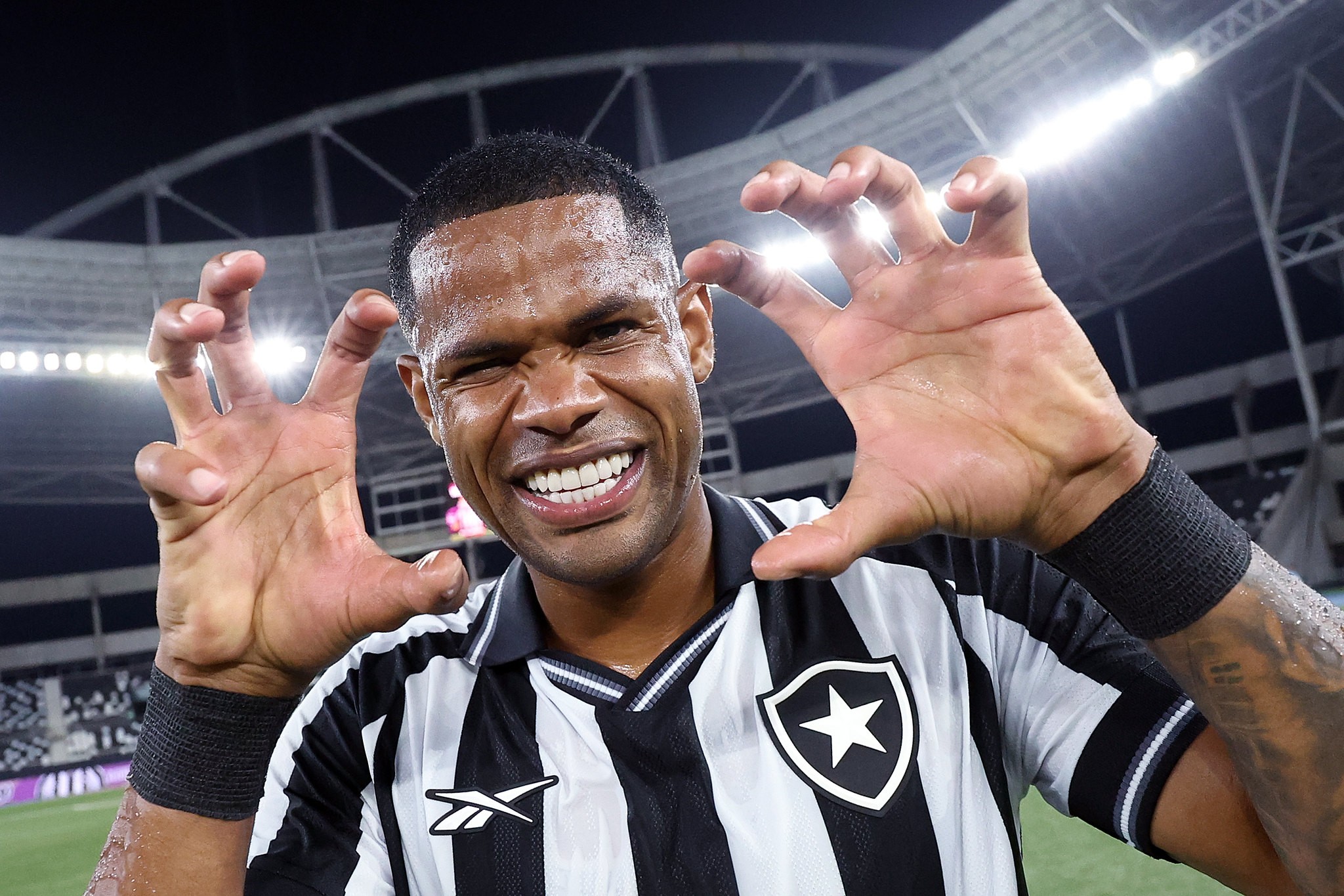 Botafogo decide não pagar multa, e Júnior Santos desfalca contra o Atlético-MG
