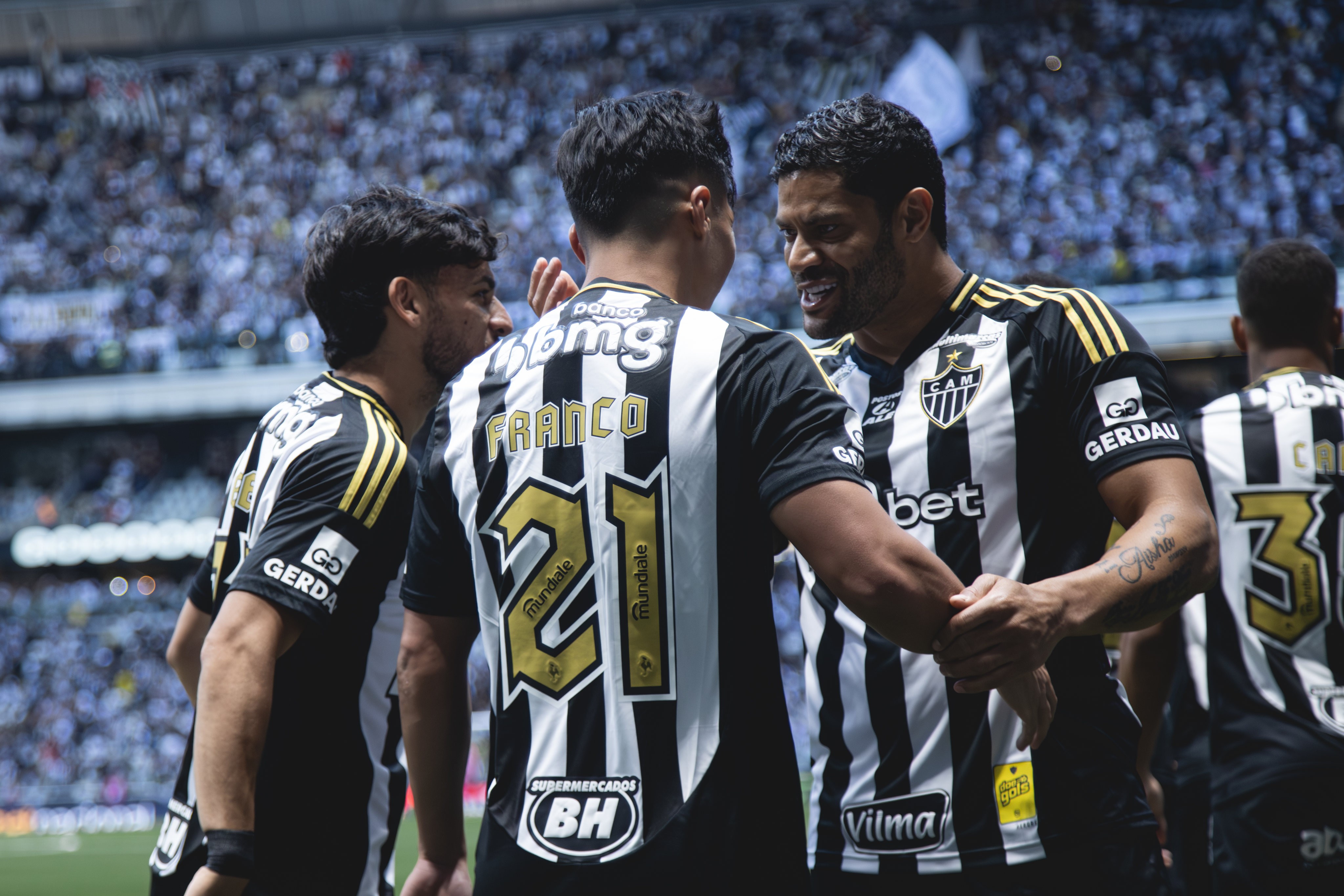Hulk ajuda a conter incêndio na casa de Alan Franco, do Atlético-MG