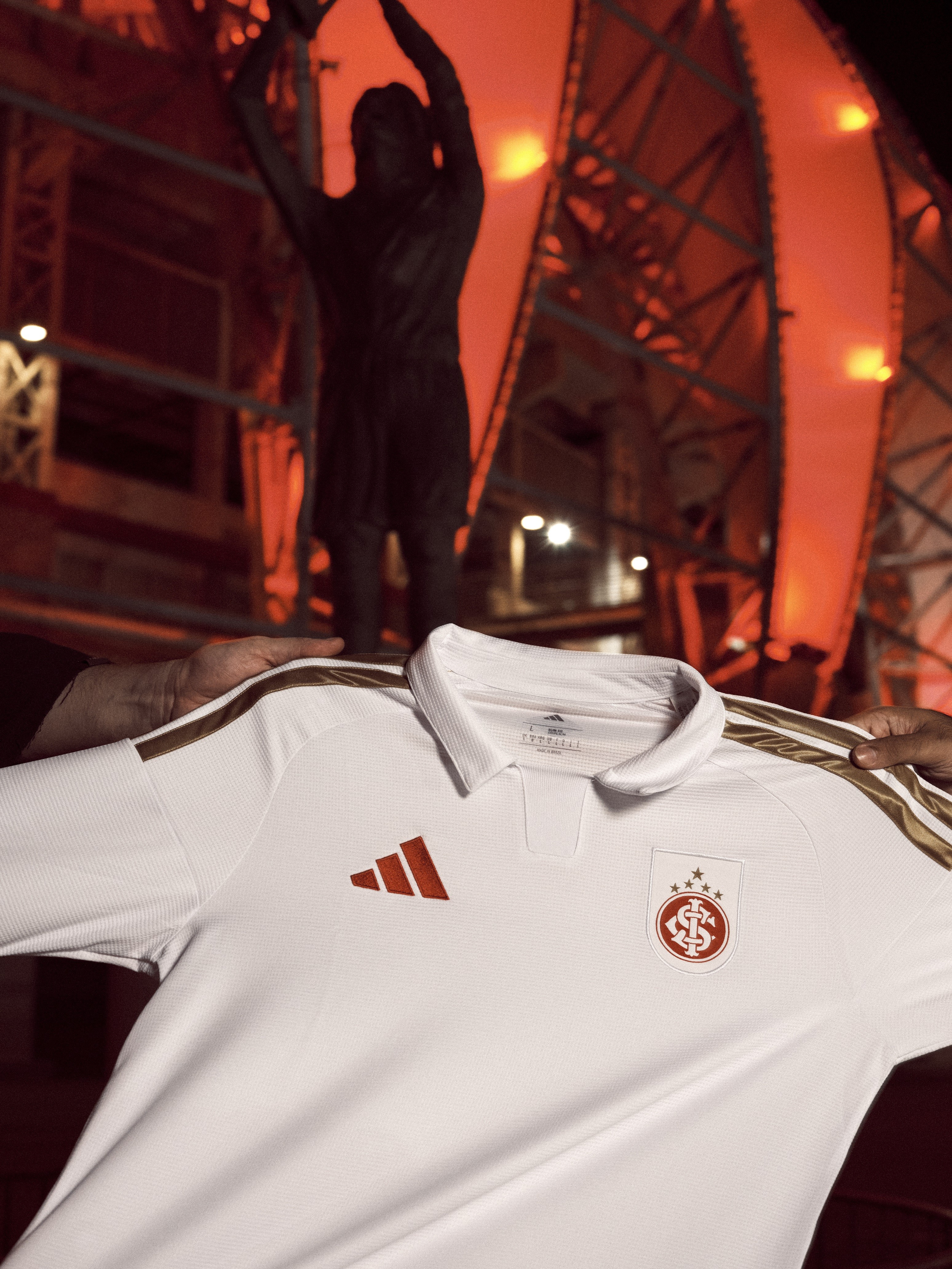 Inter apresenta nova camisa branca de 2026 com homenagem ao Mundial de 2006
