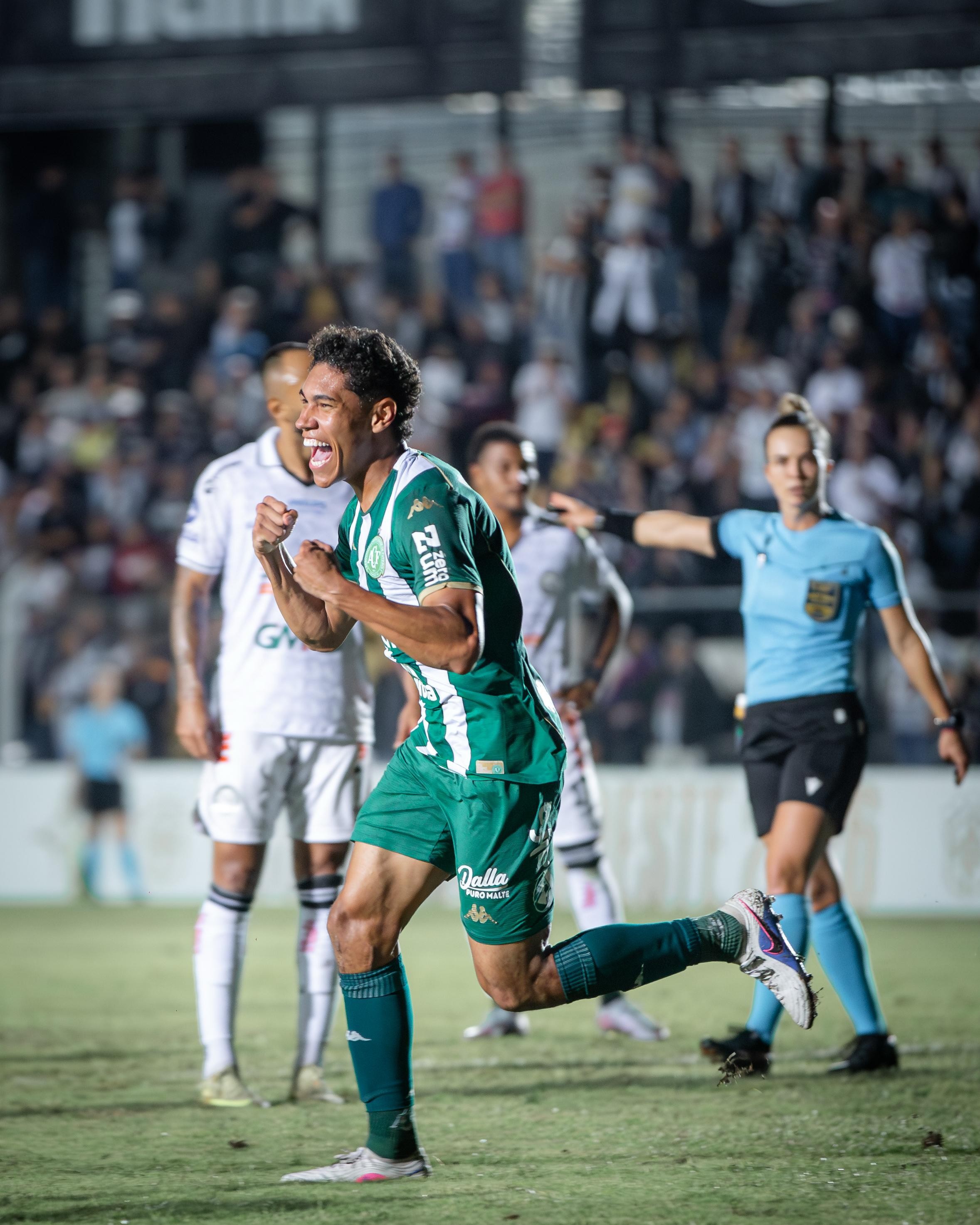 Chapecoense celebra primeiro gol de Vinícius Balieiro após grave lesão no joelho