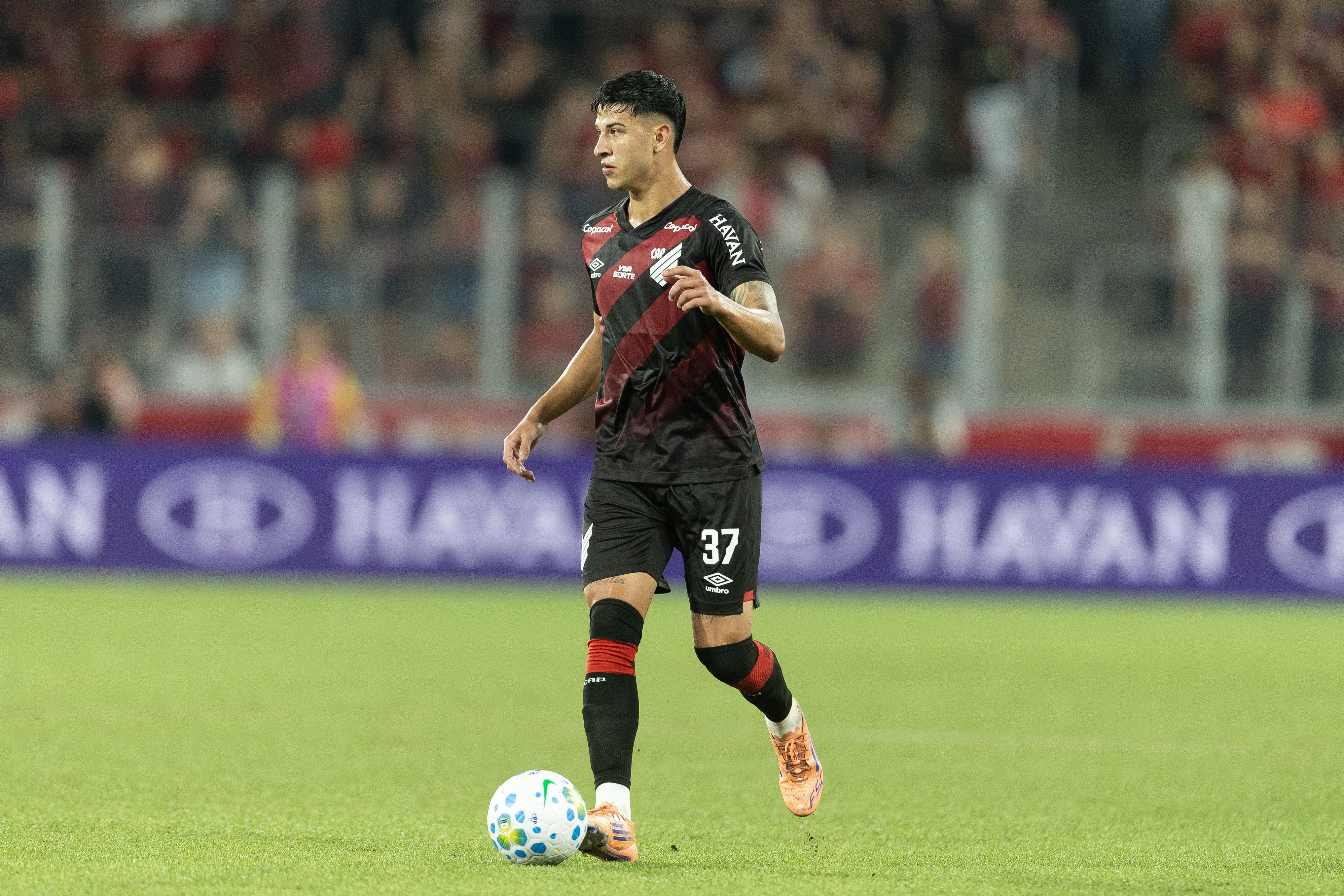Athletico perde Esquivel por suspensão de dois jogos no Brasileirão