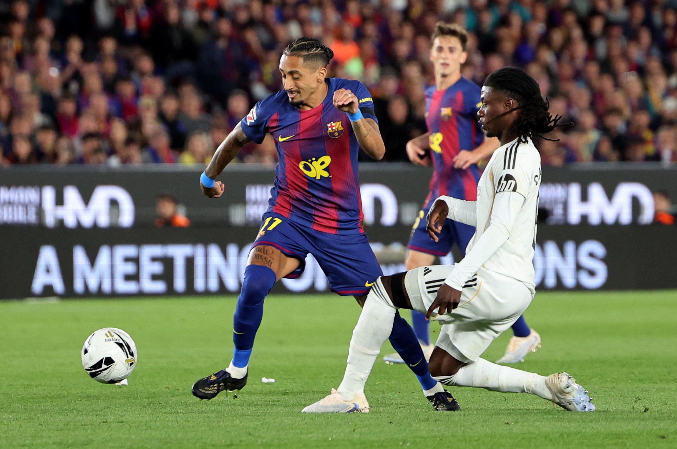 Raphinha reaparece no Barcelona e ganha minutos antes da convocação para a Copa