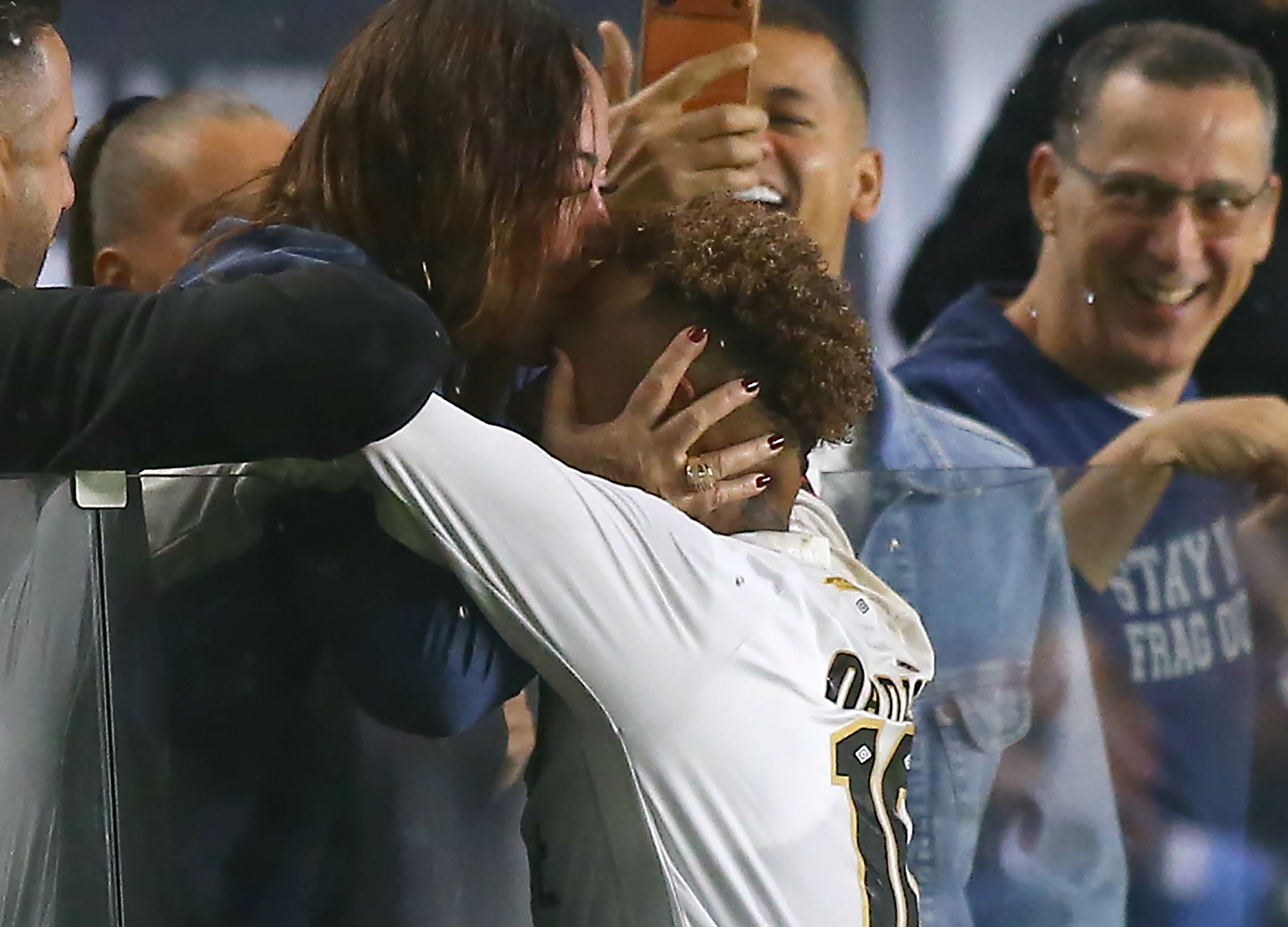 Hulk é homenageado, Neymar celebra com a mãe e Mangueirão lota no fim de semana