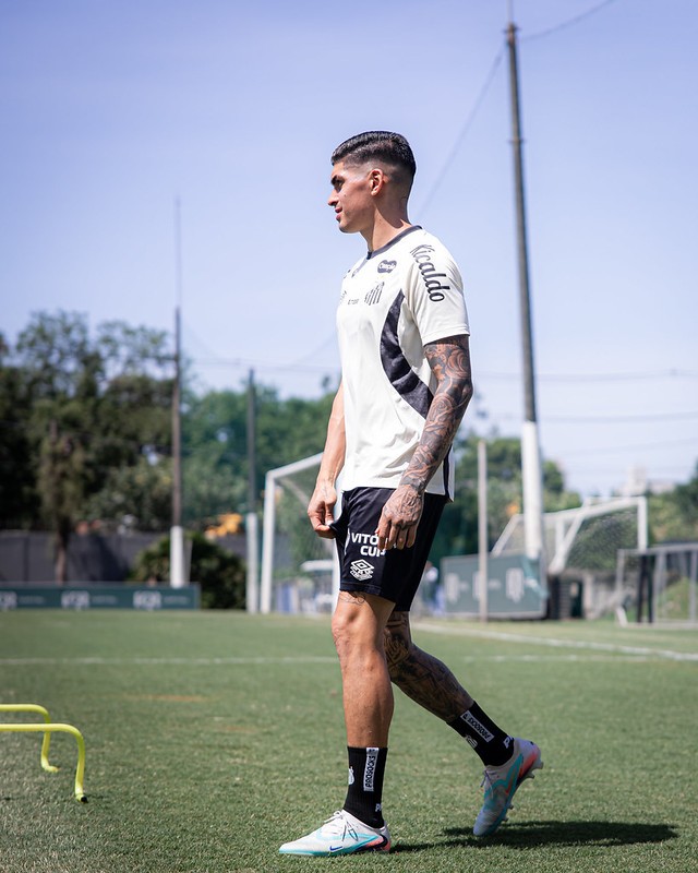 Adonis Frías ganha espaço com Cuca e esquenta briga na defesa do Santos