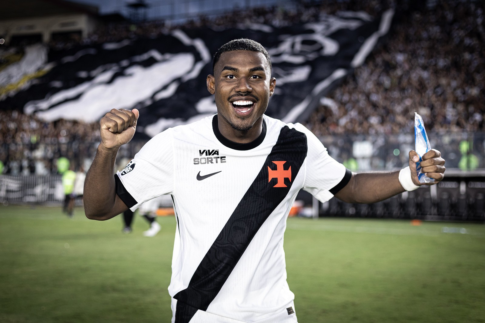 Cuiabano mira Seleção em 2030 e observa laterais na Copa perto de voltar ao Vasco
