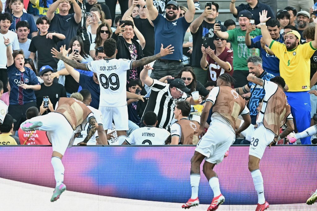 Há um ano, Botafogo venceu o PSG com gol de Igor Jesus